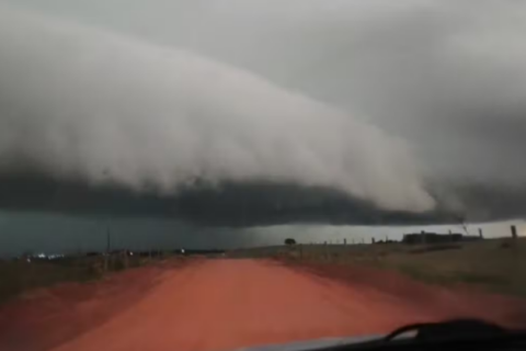 morador flagra nuvem ‘gigante’ e chuva se aproximando em estrada rural no interior de SP