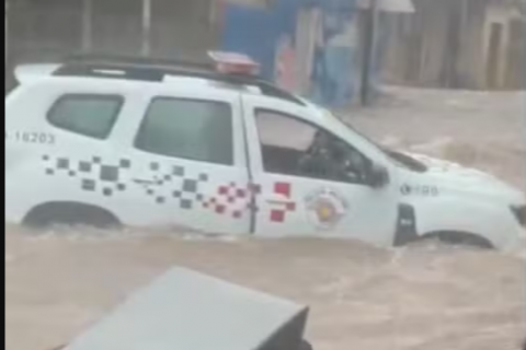 forte chuva causa alagamentos no oeste paulista; viatura da PM é arrastada pela água em Martinópolis