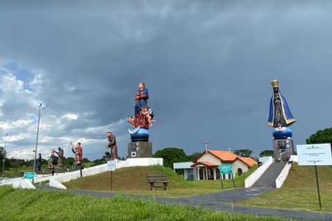 Em homenagem ao filho, devoto cria espaço com santos de até 10 metros às margens de rodovia no interior de SP