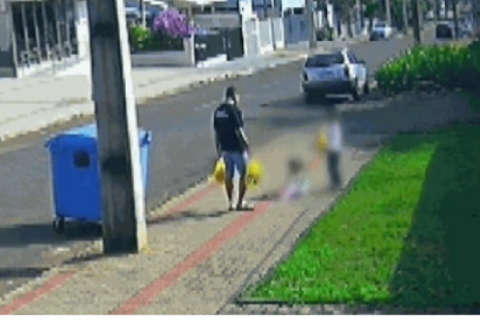 Mãe de menina chutada pelo pai no PR registrou boletim de ocorrência após ver as imagens nas redes sociais