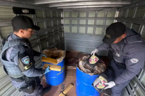 Polícia encontra 195 kg de maconha e skunk com logotipo de montadora de luxo em caminhão no interior de SP