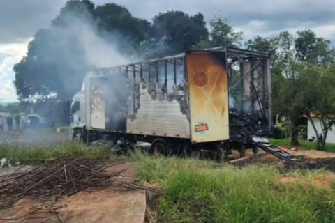 incêndio em caminhão às margens de rodovia no interior de SP  Regente Feijó
