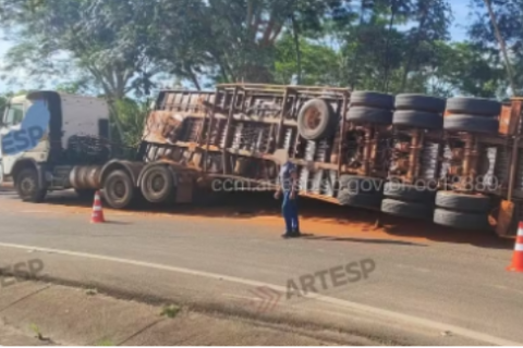 Carreta com amendoim tomba e espalha carga em rodovia de Pacaembu