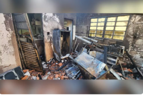 Casa é destruída por incêndio e moradora acusa ex-companheiro de atear fogo no imóvel no interior de SP